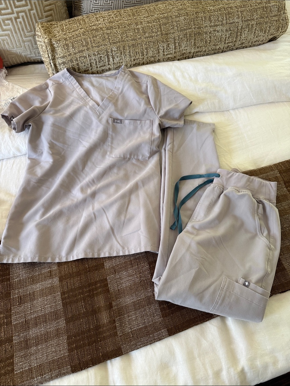 Figs XS catarina and XS HW Zamora joggers